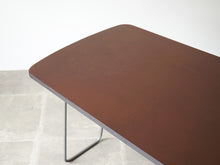 画像をギャラリービューアに読み込む, Unknown furniture design Table with brown top アニノマスデザイン 小さなダイニングテーブル アシンメトリーなデザインのテーブル 1940年代ヴィンテージ 金属の脚 天板