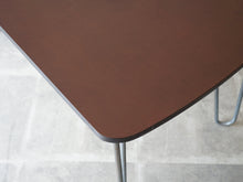 画像をギャラリービューアに読み込む, Unknown furniture design Table with brown top アニノマスデザイン 小さなダイニングテーブル アシンメトリーなデザインのテーブル 1940年代ヴィンテージ 金属の脚 天板の角