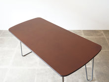 画像をギャラリービューアに読み込む, Unknown furniture design Table with brown top アニノマスデザイン 小さなダイニングテーブル アシンメトリーなデザインのテーブル 1940年代ヴィンテージ 金属の脚 天板はチップボード