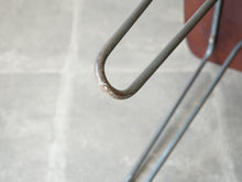 画像をギャラリービューアに読み込む, Unknown furniture design Table with brown top アニノマスデザイン 小さなダイニングテーブル アシンメトリーなデザインのテーブル 1940年代ヴィンテージ 足裏