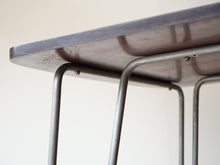 画像をギャラリービューアに読み込む, Unknown furniture design Table with brown top アニノマスデザイン 小さなダイニングテーブル アシンメトリーなデザインのテーブル 1940年代ヴィンテージ 天板裏 金属の脚