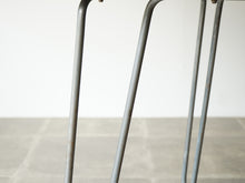 画像をギャラリービューアに読み込む, Unknown furniture design Table with brown top アニノマスデザイン 小さなダイニングテーブル アシンメトリーなデザインのテーブル 1940年代ヴィンテージ 金属の脚