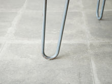 画像をギャラリービューアに読み込む, Unknown furniture design Table with brown top アニノマスデザイン 小さなダイニングテーブル アシンメトリーなデザインのテーブル 1940年代ヴィンテージ 金属の脚