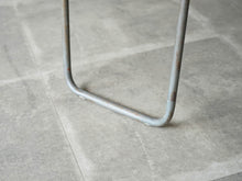 画像をギャラリービューアに読み込む, Unknown furniture design Table with brown top アニノマスデザイン 小さなダイニングテーブル アシンメトリーなデザインのテーブル 1940年代ヴィンテージ 金属の脚