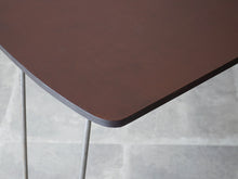 画像をギャラリービューアに読み込む, Unknown furniture design Table with brown top アニノマスデザイン 小さなダイニングテーブル アシンメトリーなデザインのテーブル 1940年代ヴィンテージ 金属の脚 天板に傷など
