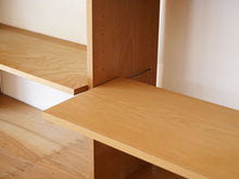 画像をギャラリービューアに読み込む, デンマーク製のウォールユニット 大きなディスプレイ棚 北欧 Danish furniture design Wall unit ウォールユニットのキャビネットの棚板を外す様子