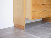 画像をギャラリービューアに読み込む, デンマーク製のウォールユニット 大きなディスプレイ棚 北欧 Danish furniture design Wall unit ウォールユニットのキャビネットの足元