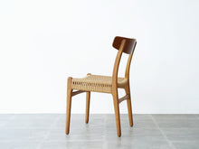 画像をギャラリービューアに読み込む, ハンスJウェグナーのCH23 オーク ダイニングチェア Hans J. Wegner CH23 Chair 椅子の側面やや背後から