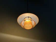 画像をギャラリービューアに読み込む, Poul Henningsen Louis Poulsen PH1/1ポールヘニングセン 琥珀 アンバー ルイスポールセン ペンダントランプのやや下から 点灯イメージ