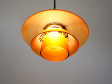 画像をギャラリービューアに読み込む, Poul Henningsen Louis Poulsen PH1/1ポールヘニングセン 琥珀 アンバー ルイスポールセン ペンダントランプの斜め下から 点灯イメージ