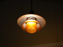 画像をギャラリービューアに読み込む, Poul Henningsen Louis Poulsen PH1/1ポールヘニングセン 琥珀 アンバー ルイスポールセン ペンダントランプの斜め下から 点灯イメージ