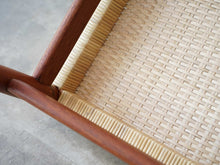 画像をギャラリービューアに読み込む, ハンスJウェグナーのダイニングチェアW2 籐タイプ Hans J. Wegner W2 Chair チークフレームのW2の裏面