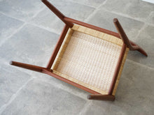 画像をギャラリービューアに読み込む, ハンスJウェグナーのダイニングチェアW2 籐タイプ Hans J. Wegner W2 Chair チークフレームのW2の裏面