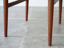 画像をギャラリービューアに読み込む, ハンスJウェグナーのダイニングチェアW2 籐タイプ Hans J. Wegner W2 Chair チークフレームのW2の脚