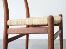 画像をギャラリービューアに読み込む, ハンスJウェグナーのダイニングチェアW2 籐タイプ Hans J. Wegner W2 Chair チークフレームのW2のフレーム側面