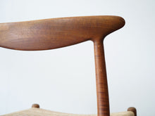 画像をギャラリービューアに読み込む, ハンスJウェグナーのダイニングチェアW2 籐タイプ Hans J. Wegner W2 Chair チークフレームのW2の背もたれ右側