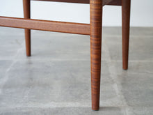 画像をギャラリービューアに読み込む, ハンスJウェグナーのダイニングチェアW2 籐タイプ Hans J. Wegner W2 Chair チークフレームのW2の足先