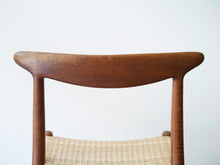 画像をギャラリービューアに読み込む, ハンスJウェグナーのダイニングチェアW2 籐タイプ Hans J. Wegner W2 Chair チークフレームのW2の背もたれ背面