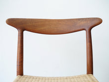 画像をギャラリービューアに読み込む, ハンスJウェグナーのダイニングチェアW2 籐タイプ Hans J. Wegner W2 Chair チークフレームのW2の背もたれ 曲線が美しい