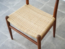 画像をギャラリービューアに読み込む, ハンスJウェグナーのダイニングチェアW2 籐タイプ Hans J. Wegner W2 Chair チークフレームのW2の座面 籐は張り替え済