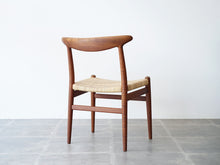 画像をギャラリービューアに読み込む, ハンスJウェグナーのダイニングチェアW2 籐タイプ Hans J. Wegner W2 Chair チークフレームのW2の背面