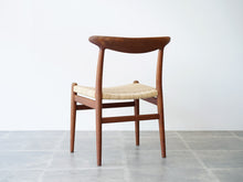 画像をギャラリービューアに読み込む, ハンスJウェグナーのダイニングチェアW2 籐タイプ Hans J. Wegner W2 Chair チークフレームのW2の背面