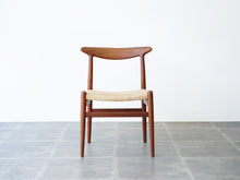 画像をギャラリービューアに読み込む, ハンスJウェグナーのダイニングチェアW2 籐タイプ Hans J. Wegner W2 Chair チークフレームのW2の正面