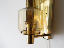 画像をギャラリービューアに読み込む, Hans-Agne Jakobsson Wall lamp ハンス・アウネ・ヤコブソン ウォールランプ ブラケットライト 真鍮 ゴールドの照明 王冠のようなソケットカバーとスモークカラーのガラスシェード