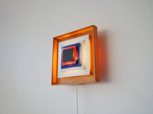 画像をギャラリービューアに読み込む, Bent Karlby Lyfa Kvadrille ベントカールビィ カドリーユ ウォールランプ 角度調節可 北欧デザインのオブジェ ブラケットライトの点灯イメージ