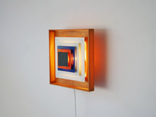 画像をギャラリービューアに読み込む, Bent Karlby Lyfa Kvadrille ベントカールビィ カドリーユ ウォールランプ 角度調節可 北欧デザインのオブジェ ブラケットライトの点灯イメージ