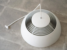 画像をギャラリービューアに読み込む, Arne Jacobsen AJ pendant light white アルネ・ヤコブセン ペンダントライト 吊り下げ照明北欧ビンテージ 全体