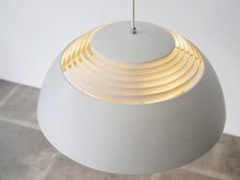 画像をギャラリービューアに読み込む, Arne Jacobsen AJ pendant light white アルネ・ヤコブセン ペンダントライト 吊り下げ照明北欧ビンテージ 点灯イメージ