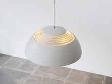 画像をギャラリービューアに読み込む, Arne Jacobsen AJ pendant light white アルネ・ヤコブセン ペンダントライト 吊り下げ照明北欧ビンテージ 点灯イメージ