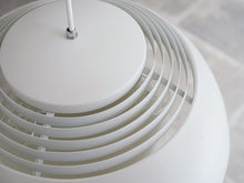 画像をギャラリービューアに読み込む, Arne Jacobsen AJ pendant light white アルネ・ヤコブセン ペンダントライト 吊り下げ照明北欧ビンテージ 点灯イメージ シェード上部