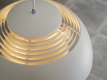 画像をギャラリービューアに読み込む, Arne Jacobsen AJ pendant light white アルネ・ヤコブセン ペンダントライト 吊り下げ照明北欧ビンテージ 点灯イメージ