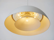 画像をギャラリービューアに読み込む, Arne Jacobsen AJ pendant light white アルネ・ヤコブセン ペンダントライト 吊り下げ照明北欧ビンテージ 点灯イメージ シェードが二重構造