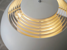 画像をギャラリービューアに読み込む, Arne Jacobsen AJ pendant light white アルネ・ヤコブセン ペンダントライト 吊り下げ照明北欧ビンテージ 点灯イメージ シェード上部
