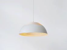 画像をギャラリービューアに読み込む, Arne Jacobsen AJ pendant light white アルネ・ヤコブセン ペンダントライト 吊り下げ照明北欧ビンテージ 点灯イメージ