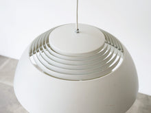 画像をギャラリービューアに読み込む, Arne Jacobsen AJ pendant light white アルネ・ヤコブセン ペンダントライト 吊り下げ照明北欧ビンテージ 上部に切れ込みのようなデザイン