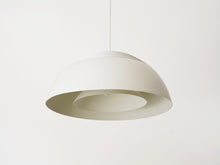 画像をギャラリービューアに読み込む, Arne Jacobsen AJ pendant light white アルネ・ヤコブセン ペンダントライト 吊り下げ照明北欧ビンテージ やや下から