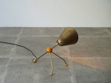 画像をギャラリービューアに読み込む, 高さ調節のできるビンテージランプ テーブルライト Otto Kolb Jacques Biny ライトの点灯イメージ