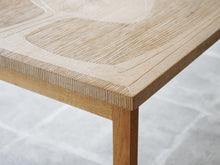 画像をギャラリービューアに読み込む, アイナーラーセン&アクセルベンダーマッセン&ヤコブルンドのコーヒーテーブル Ejner Larsen&Aksel Bender Madsen Jacob Lundの彫刻 オーク 北欧ビンテージのローテーブル 天板に彫刻装飾 側面にも細い彫り込み