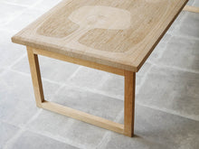 画像をギャラリービューアに読み込む, アイナーラーセン&アクセルベンダーマッセン&ヤコブルンドのコーヒーテーブル Ejner Larsen&Aksel Bender Madsen Jacob Lundの彫刻 オーク 北欧ビンテージのローテーブル 天板に彫刻装飾 脚