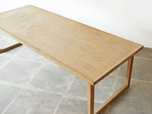 画像をギャラリービューアに読み込む, アイナーラーセン&アクセルベンダーマッセン&ヤコブルンドのコーヒーテーブル Ejner Larsen&Aksel Bender Madsen Jacob Lundの彫刻 オーク 北欧ビンテージのローテーブル 天板に彫刻装飾
