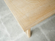 画像をギャラリービューアに読み込む, アイナーラーセン&アクセルベンダーマッセン&ヤコブルンドのコーヒーテーブル Ejner Larsen&Aksel Bender Madsen Jacob Lundの彫刻 オーク 北欧ビンテージのローテーブル 天板に彫刻装飾 サイン