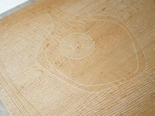 画像をギャラリービューアに読み込む, アイナーラーセン&アクセルベンダーマッセン&ヤコブルンドのコーヒーテーブル Ejner Larsen&Aksel Bender Madsen Jacob Lundの彫刻 オーク 北欧ビンテージのローテーブル 天板に彫刻装飾