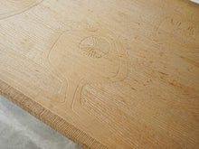 画像をギャラリービューアに読み込む, アイナーラーセン&アクセルベンダーマッセン&ヤコブルンドのコーヒーテーブル Ejner Larsen&Aksel Bender Madsen Jacob Lundの彫刻 オーク 北欧ビンテージのローテーブル 天板に彫刻装飾 抽象画