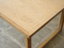 画像をギャラリービューアに読み込む, アイナーラーセン&アクセルベンダーマッセン&ヤコブルンドのコーヒーテーブル Ejner Larsen&Aksel Bender Madsen Jacob Lundの彫刻 オーク 北欧ビンテージのローテーブル 天板に彫刻装飾 縁にも細かい彫り込み