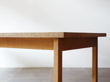 画像をギャラリービューアに読み込む, アイナーラーセン&アクセルベンダーマッセン&ヤコブルンドのコーヒーテーブル Ejner Larsen&Aksel Bender Madsen Jacob Lundの彫刻 オーク 北欧ビンテージのローテーブル 天板に彫刻装飾 縁にも細かい彫り込み