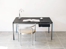 画像をギャラリービューアに読み込む, Poul Kjærholm “Professor Table”